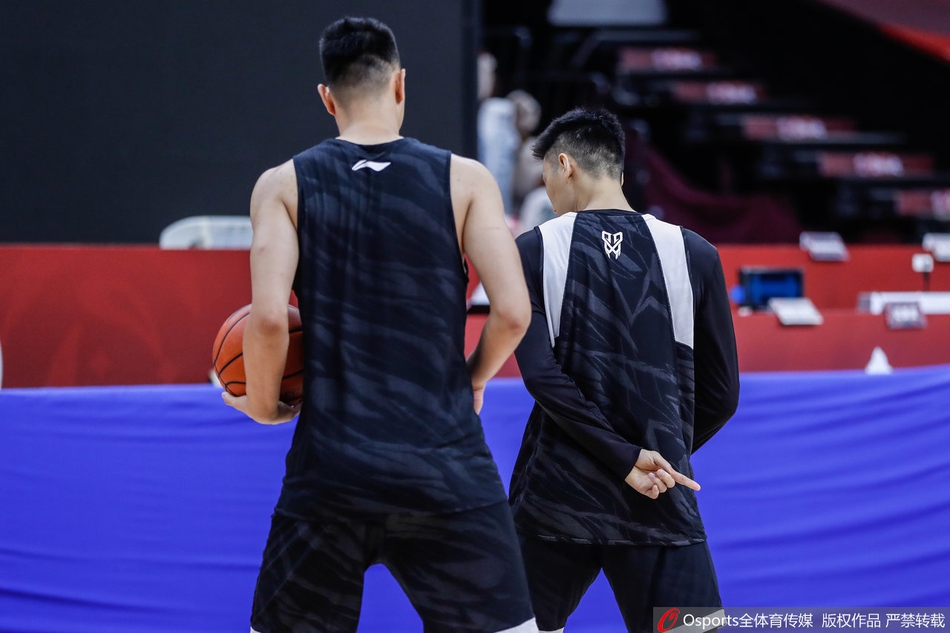 北京队训练备战半决赛:林书豪长袖抢镜