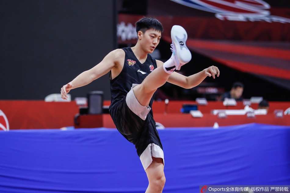 广东队训练备战半决赛 易建联缺席