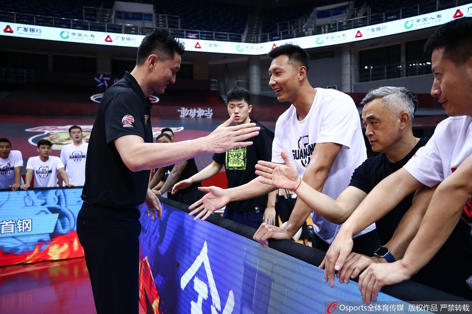 易建联因伤休战身穿便服观战