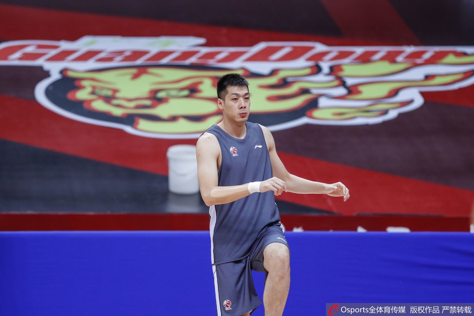 广东队训练备战半决赛 易建联缺席