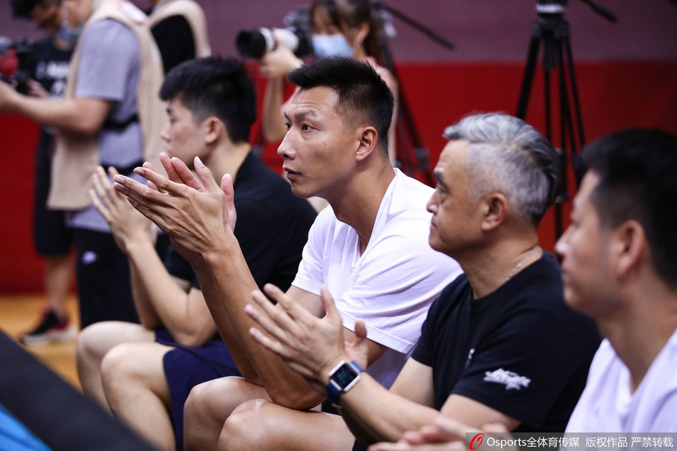 易建联因伤休战身穿便服观战