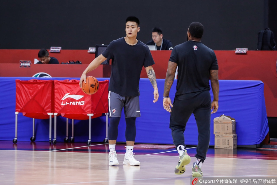 广东队训练备战半决赛 易建联缺席