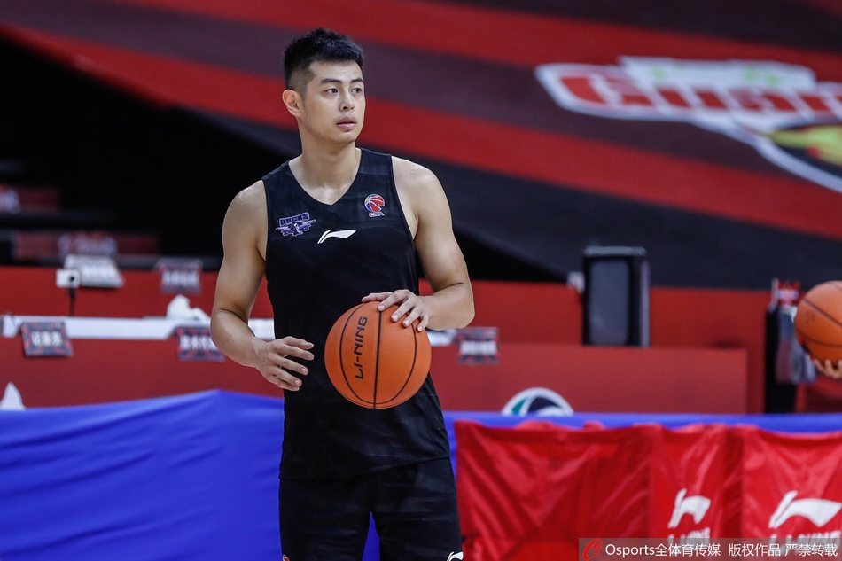 北京队训练备战半决赛:林书豪长袖抢镜