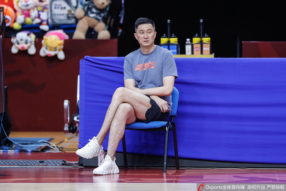 广东队训练备战半决赛 易建联缺席