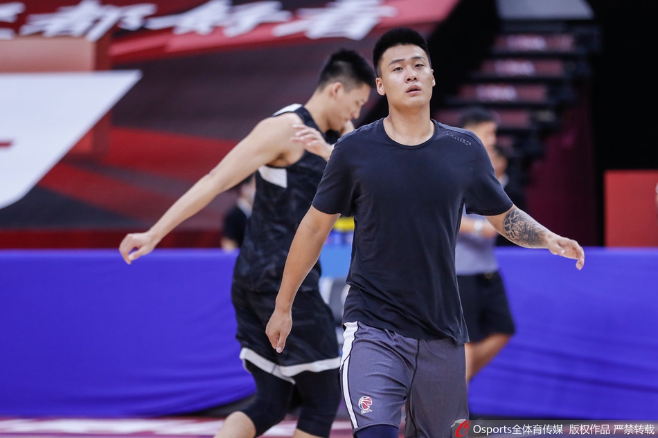 广东队训练备战半决赛 易建联缺席