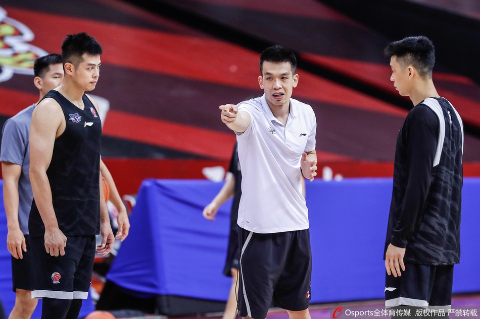 北京队训练备战半决赛:林书豪长袖抢镜