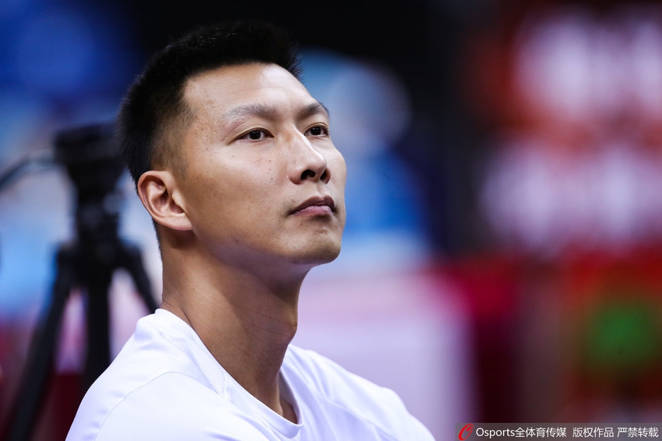 易建联因伤休战身穿便服观战