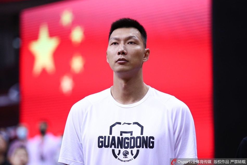 易建联因伤休战身穿便服观战