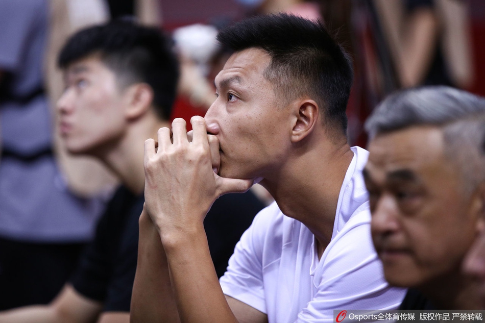 易建联因伤休战身穿便服观战