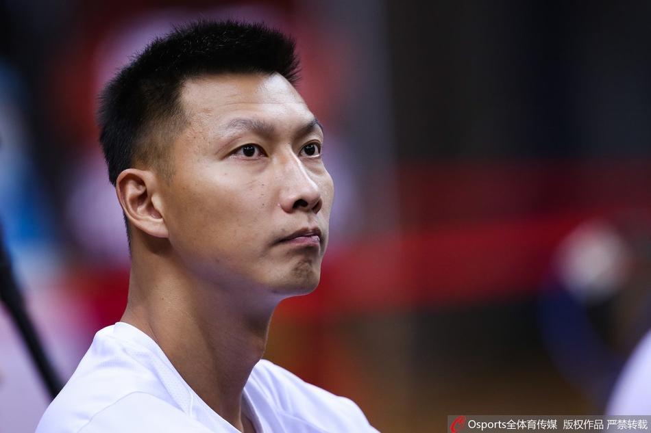 易建联因伤休战身穿便服观战