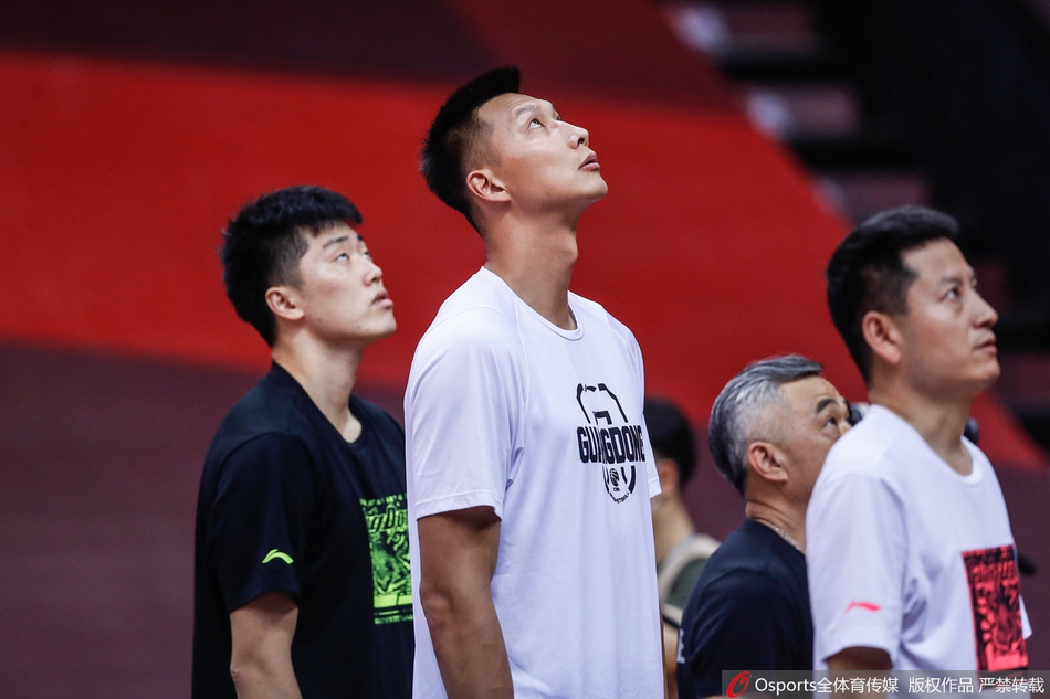 易建联因伤休战身穿便服观战