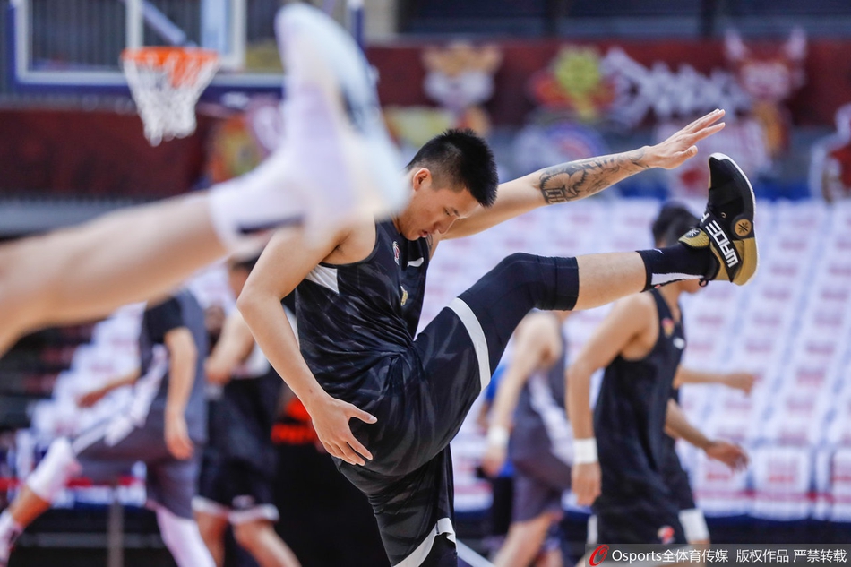 广东队训练备战半决赛 易建联缺席