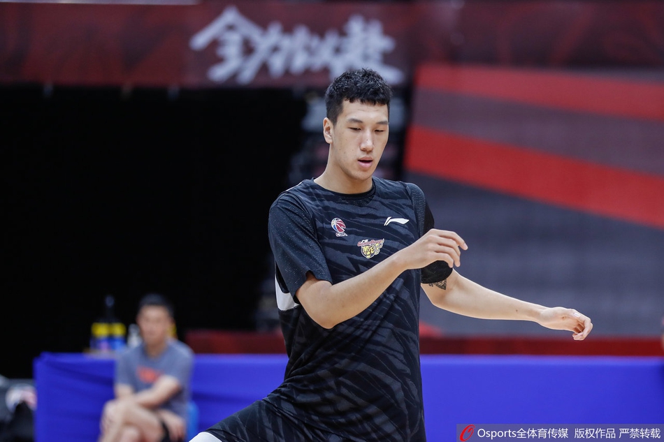 广东队训练备战半决赛 易建联缺席