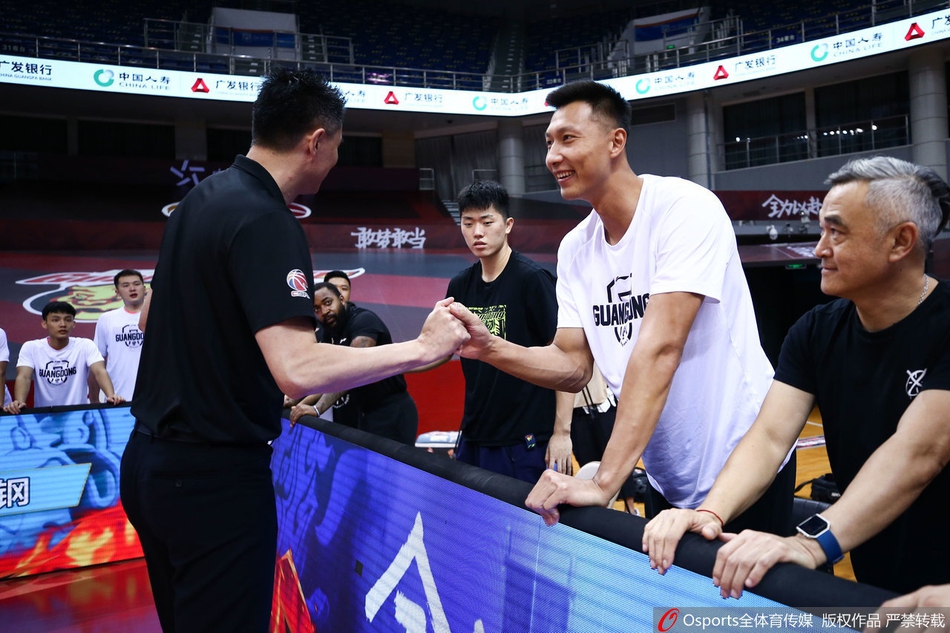 易建联因伤休战身穿便服观战