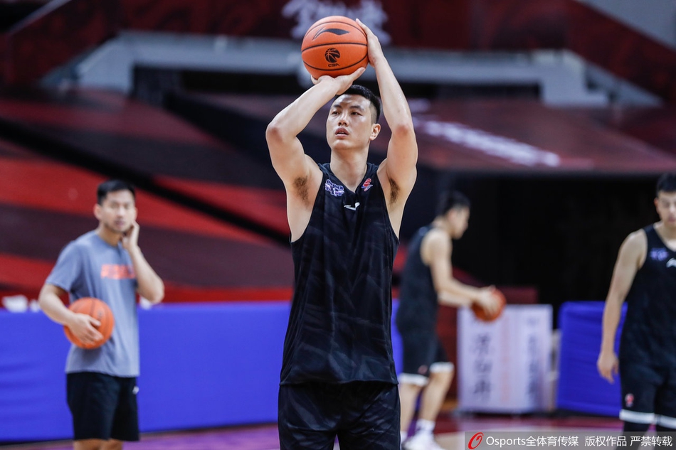 北京队训练备战半决赛:林书豪长袖抢镜