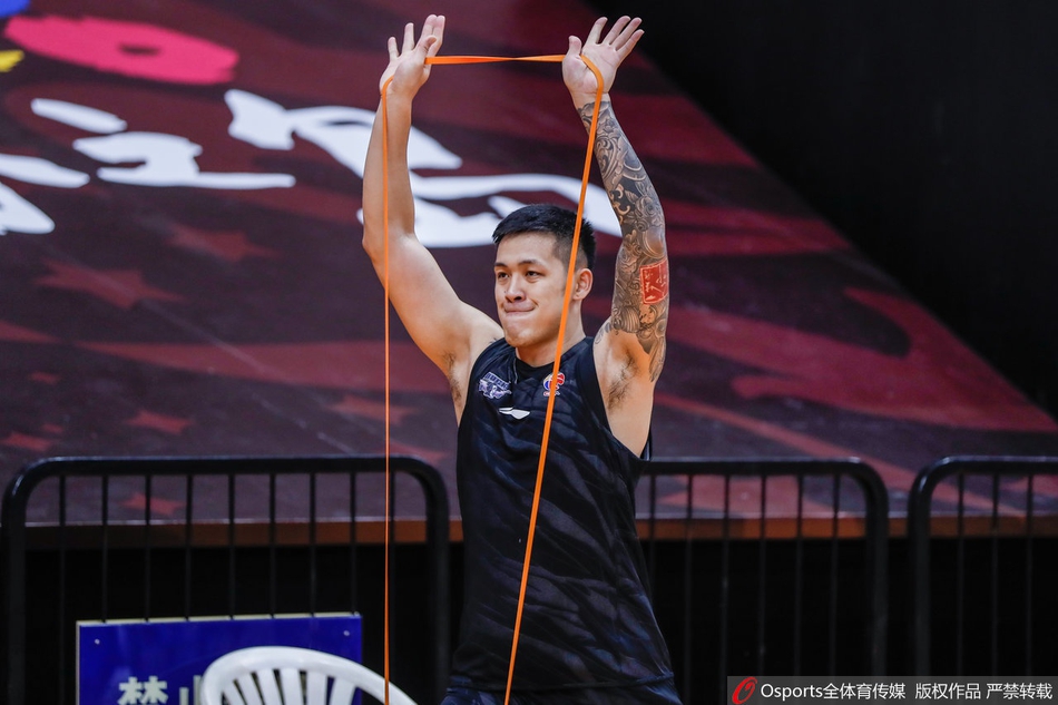 北京队训练备战半决赛:林书豪长袖抢镜