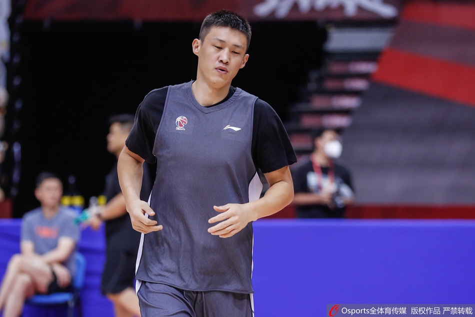 广东队训练备战半决赛 易建联缺席