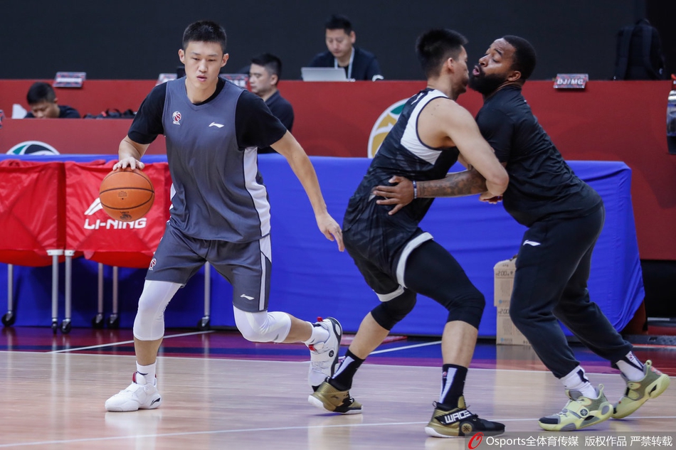 广东队训练备战半决赛 易建联缺席