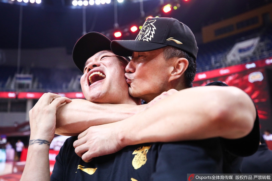 广东庆祝队史第十冠