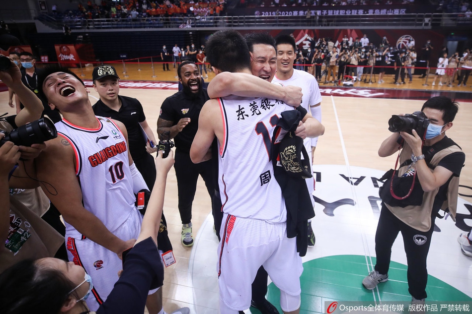 广东庆祝队史第十冠