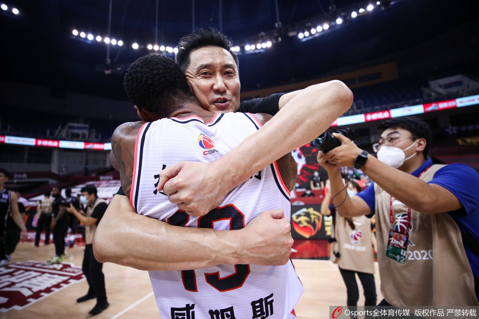 广东庆祝队史第十冠