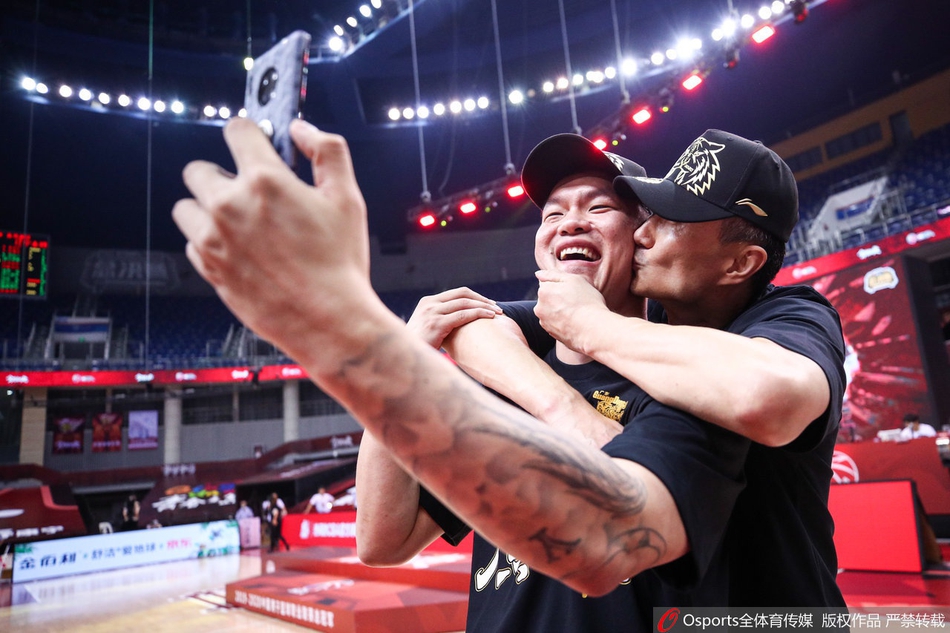 广东庆祝队史第十冠