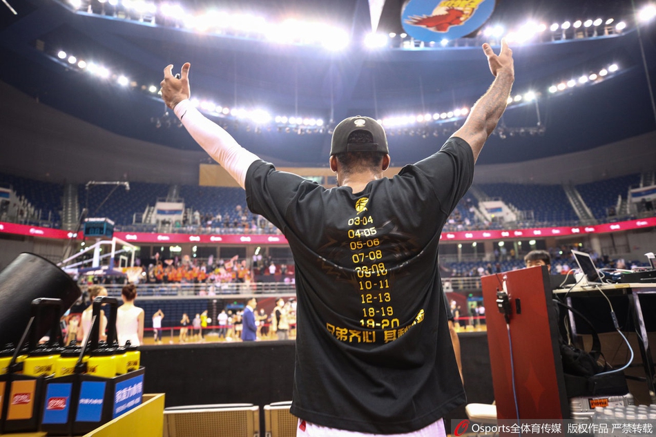 广东庆祝队史第十冠