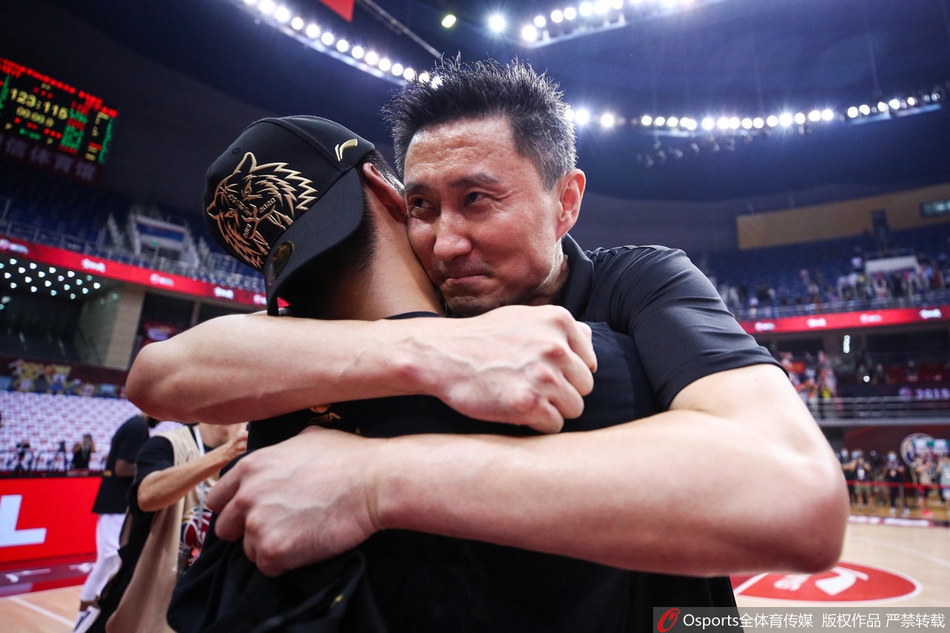 广东庆祝队史第十冠