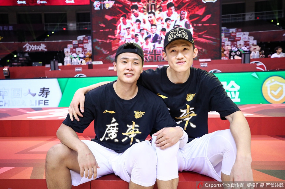 广东庆祝队史第十冠