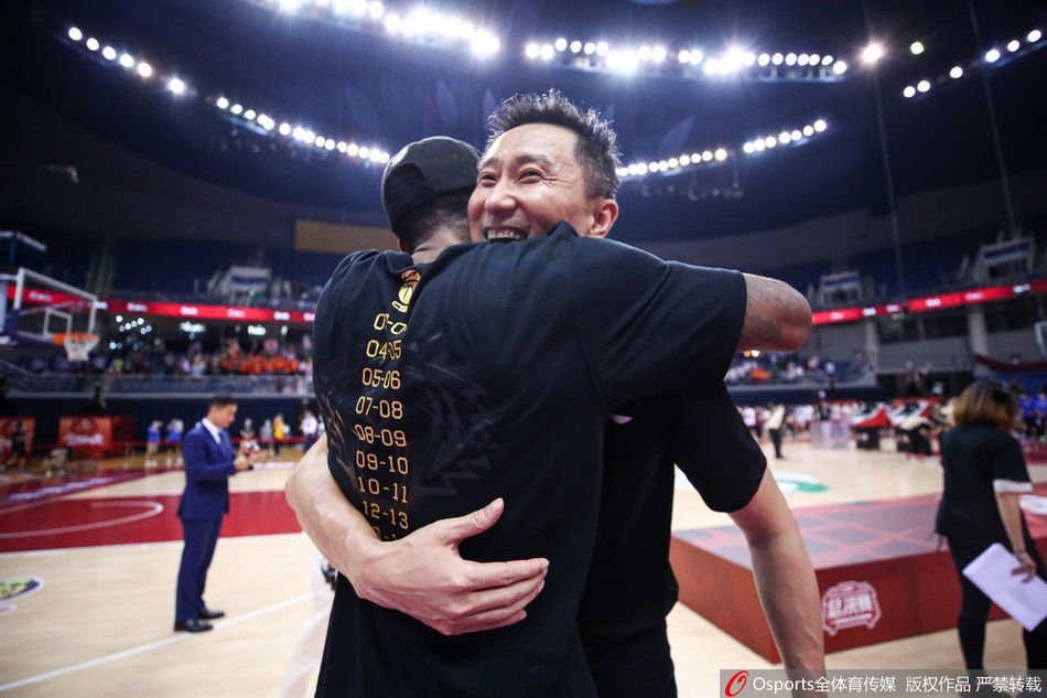 广东庆祝队史第十冠