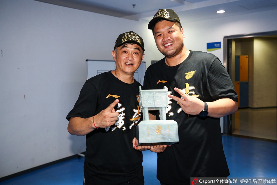 广东庆祝队史第十冠