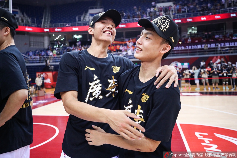 广东庆祝队史第十冠