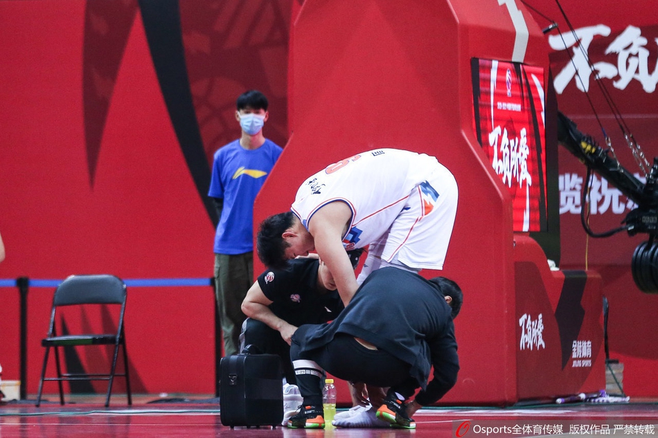 周琦疑似跟腱受伤