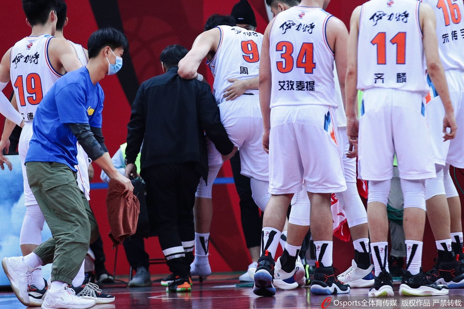 周琦疑似跟腱受伤