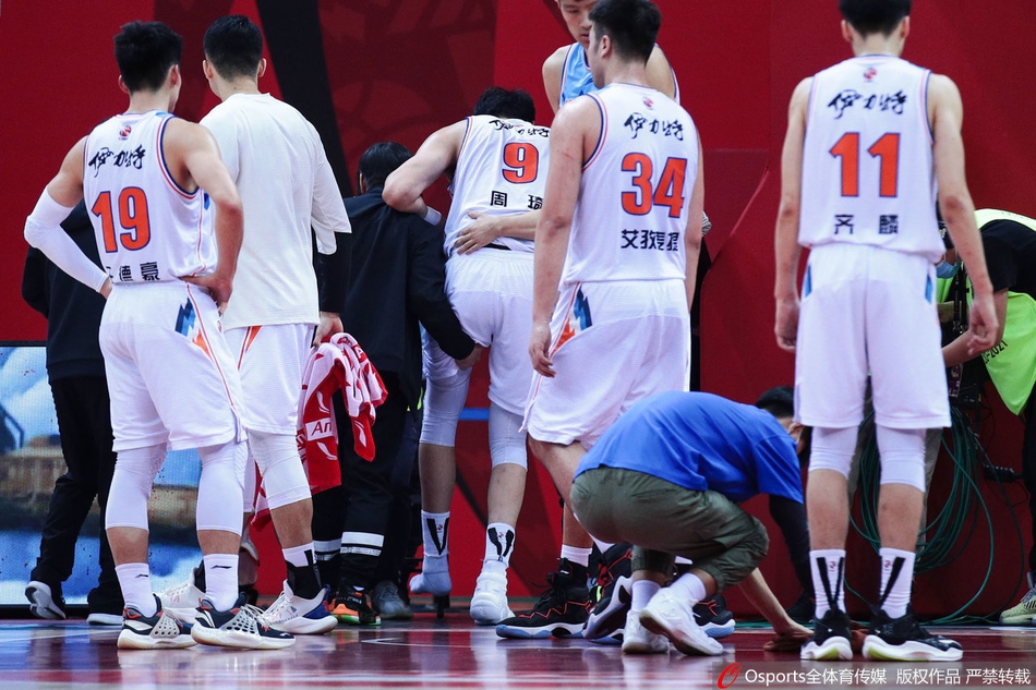 周琦疑似跟腱受伤