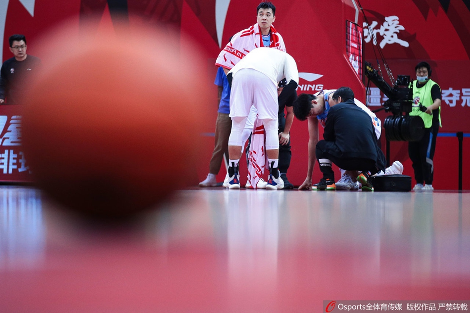 周琦疑似跟腱受伤