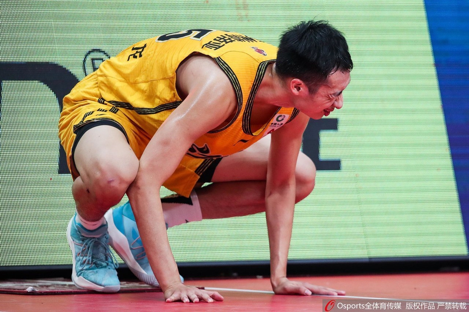 CBA第34轮:深圳111-100江苏