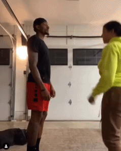 新鲜狗粮！比尔与女友大秀恩爱 这身材馋哭哈登