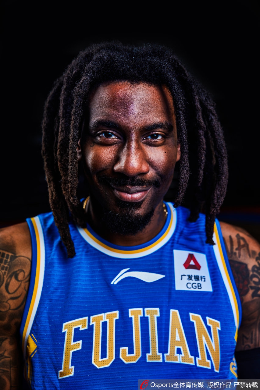 福建外援小斯新赛季定妆照