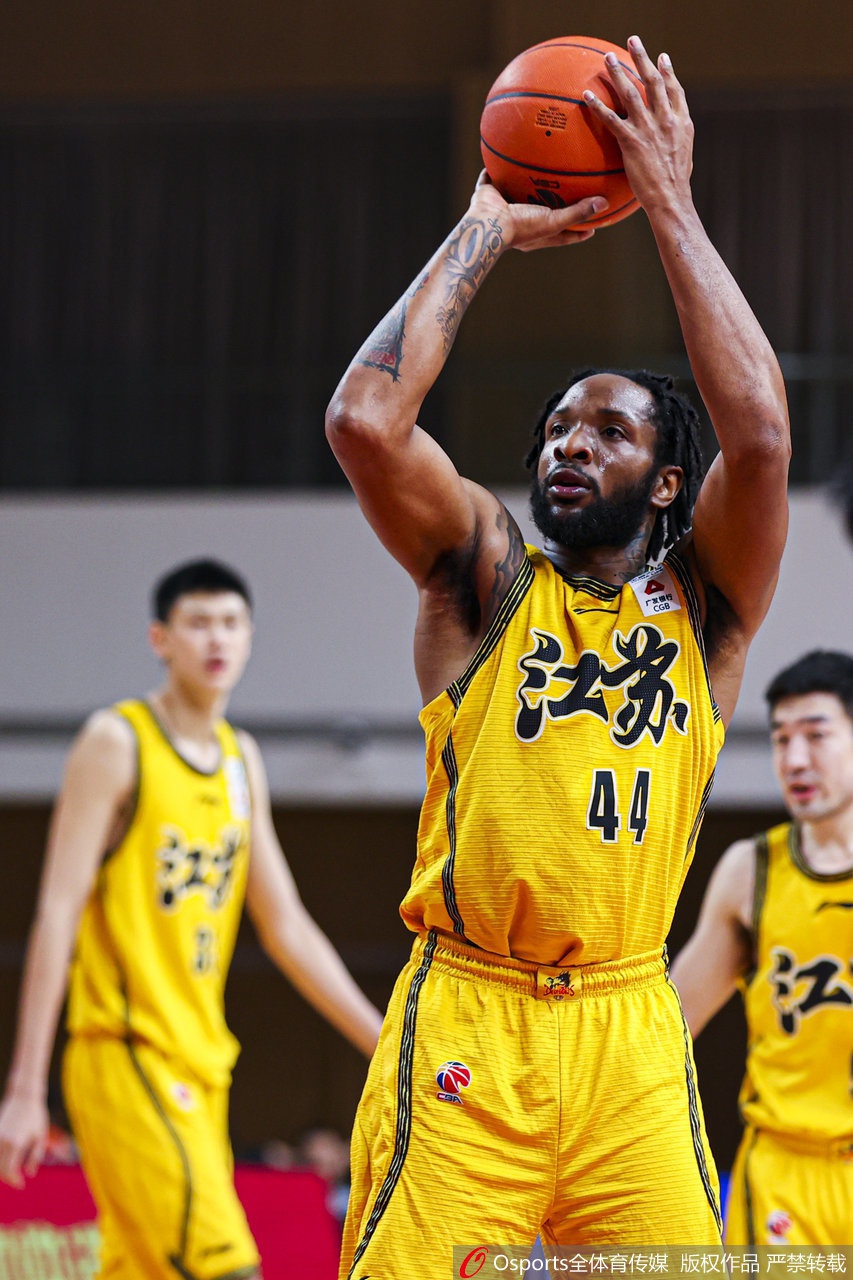 CBA第34轮:深圳111-100江苏