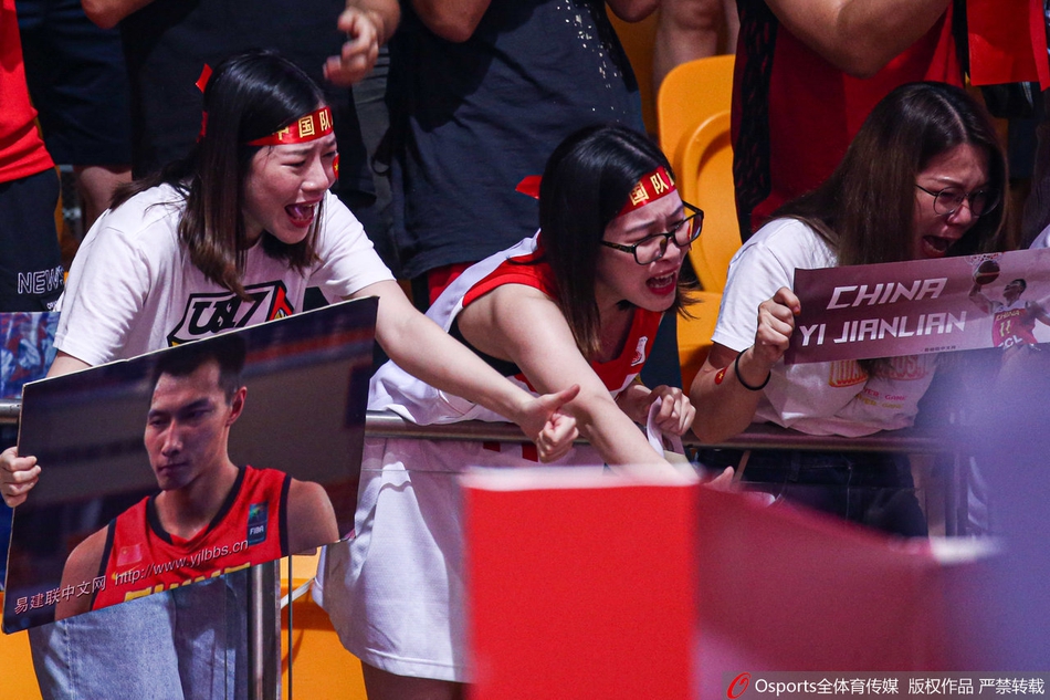 27分难救主!易建联死忠女粉赛后痛哭