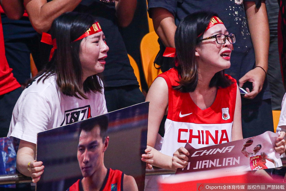 27分难救主!易建联死忠女粉赛后痛哭