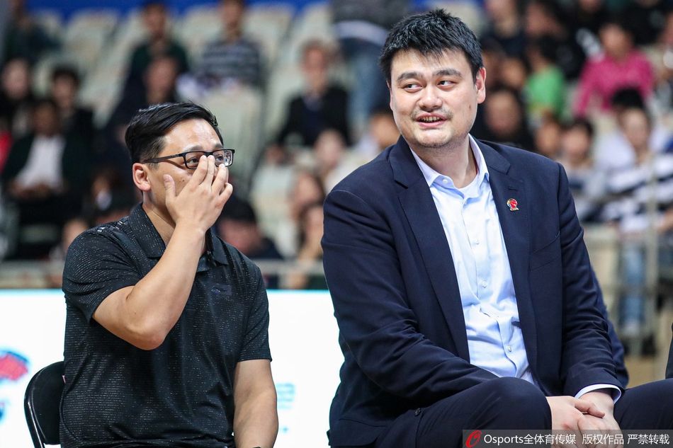 姚明出席刘炜球衣退役仪式