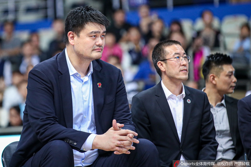 姚明出席刘炜球衣退役仪式