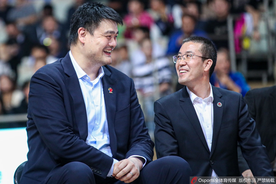 姚明出席刘炜球衣退役仪式