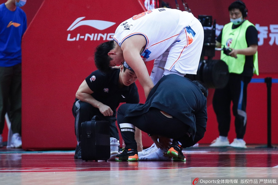 周琦疑似跟腱受伤