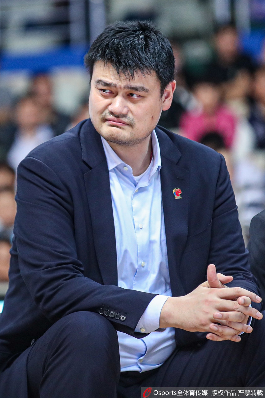 姚明出席刘炜球衣退役仪式