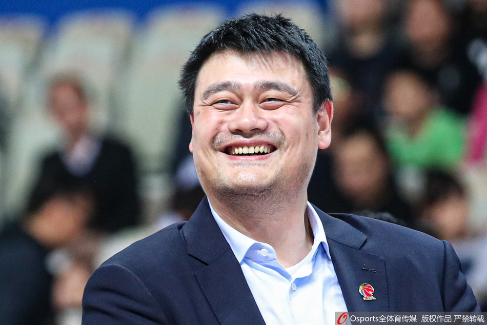 姚明出席刘炜球衣退役仪式