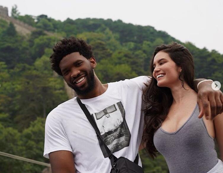 大帝带帝妃长城上高调秀恩爱！这身材这颜值太犯规了吧