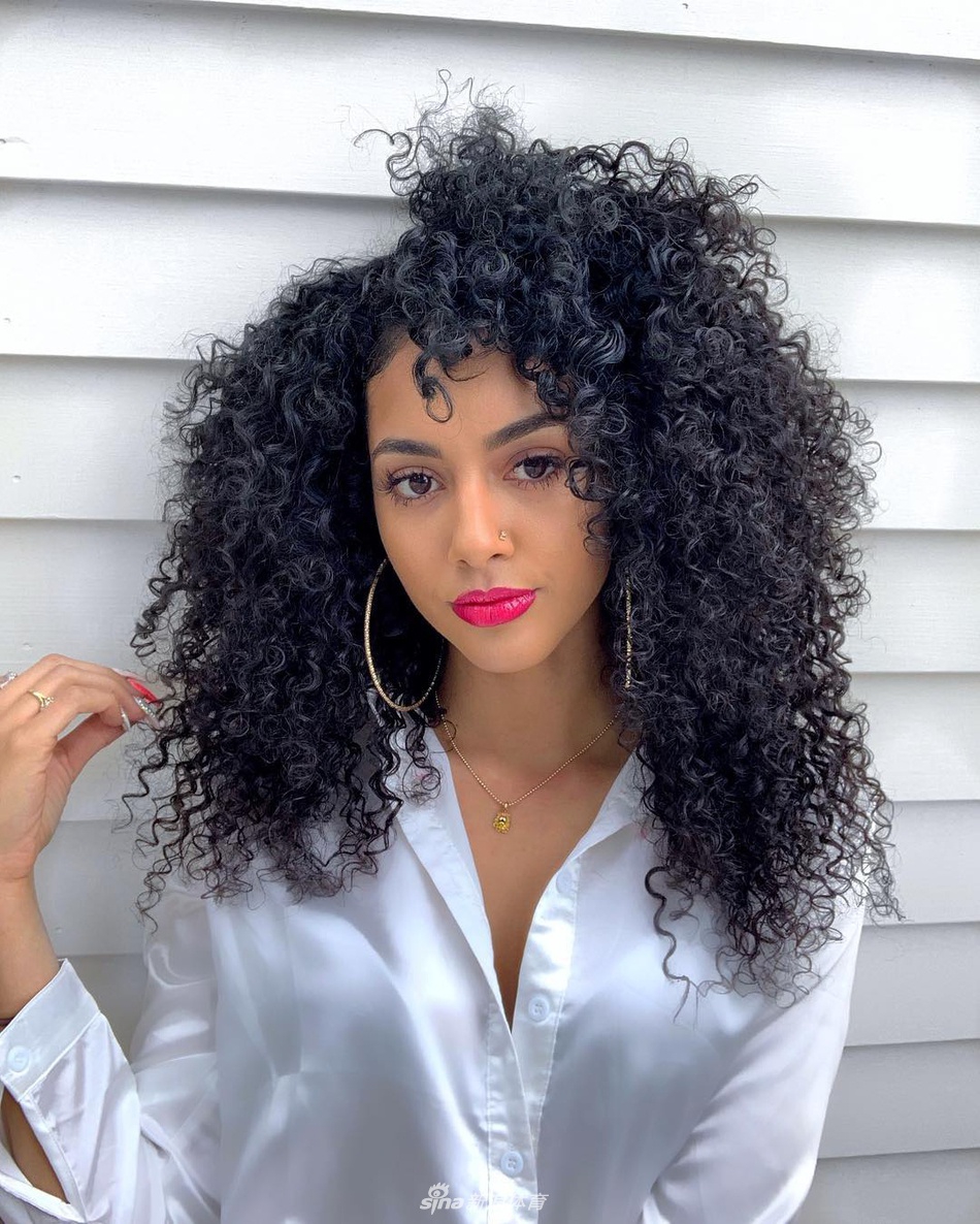 欧文亲口确认已和女友订婚！相恋近一年！用超大钻戒求婚